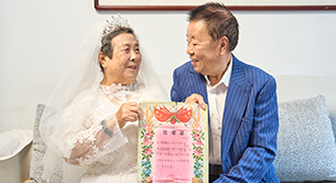 这份“时光浪漫”，由大学生志愿者送达