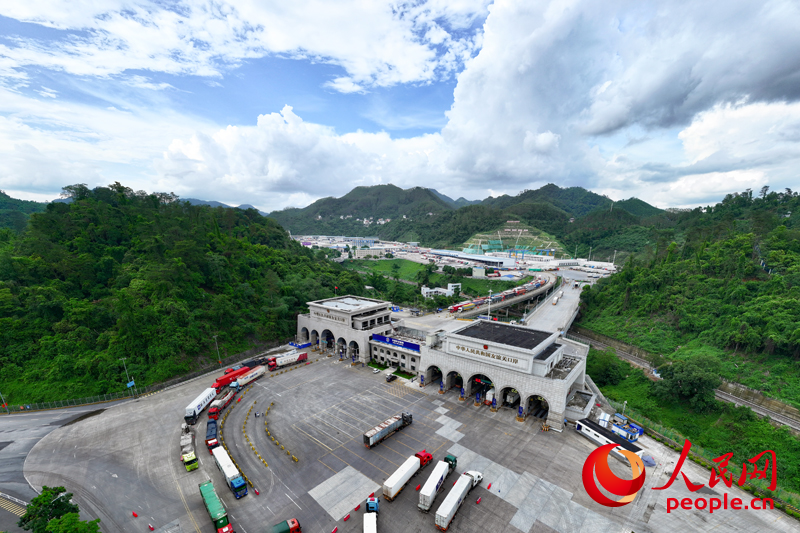 友谊关口岸出入境车辆往来不绝。人民网 雷琦竣摄