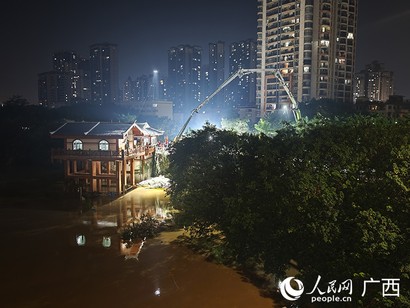 9日晚，南宁北大桥堤外抢险工作仍在进行。人民网 雷琦竣摄