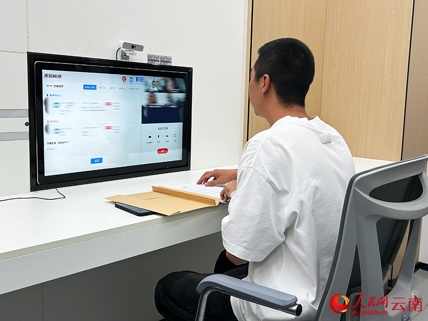 调解员正通过“无诉临沧”平台进行线上矛盾纠纷调解。人民网记者-刘怡摄