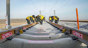 我国在建最北高铁哈伊高铁全线铺轨贯通