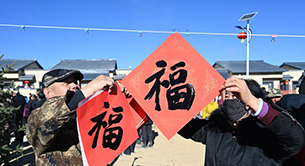 甘肃榆中受灾群众喜迁新居