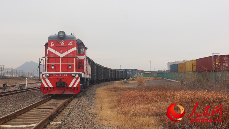 1月4日，X9018次中欧班列驶出义乌西站。人民网记者 张帆摄
