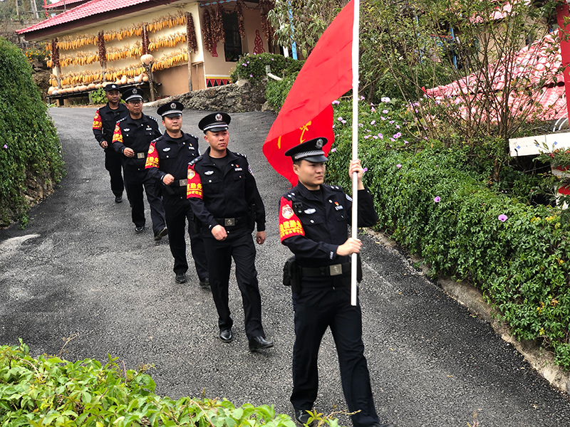 沧源县“佤山前哨”巡逻小分队在班洪乡下班坝景区开展巡逻。临沧市委政法委供图