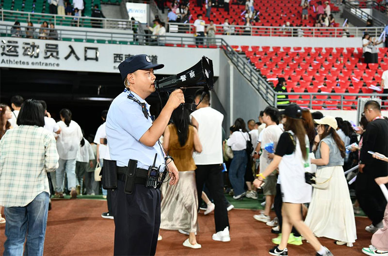 演唱会散场后,民警护航观众安全离场。曲靖市公安局供图