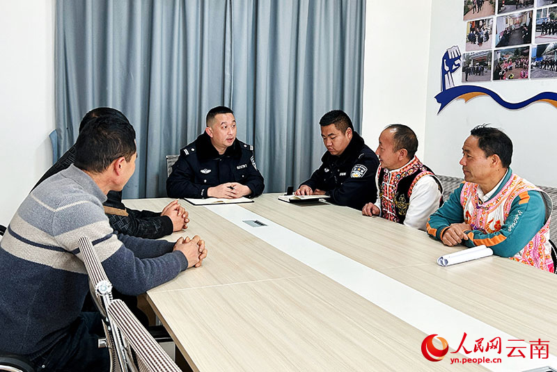 墨红派出所那色谱调解九河工作室内,一场调解正在进行。人民网记者 刘怡摄
