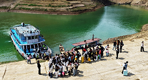 云南大山深处有个“水上校船”