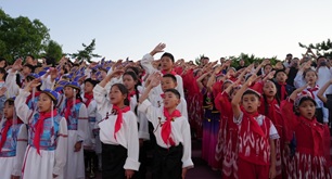 山河入步履 祖國入心間
