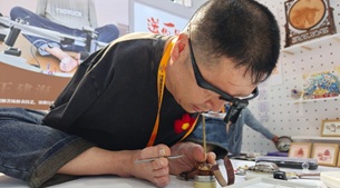 無臂修表師服貿會上亮絕活