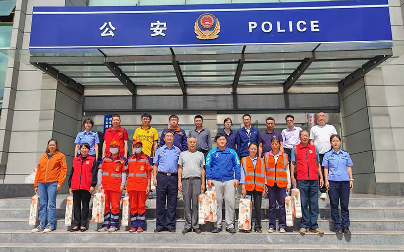 获得奖励的禄丰义警。禄丰市公安局供图