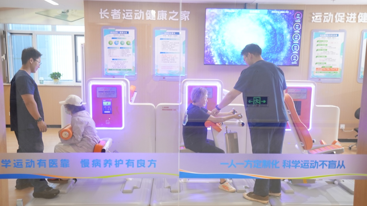 北京市朝阳区东风社区卫生服务中心运动促进健康中心里，居民在运动康复治疗师的指导下进行运动训练。北京市朝阳区东风社区卫生服务中心供图