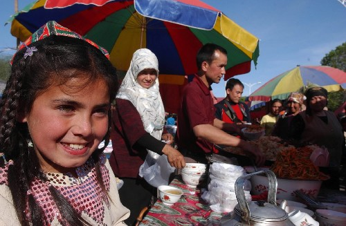 人民网-新疆伊宁市巴扎十分红火