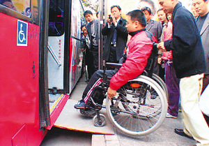 残疾人乘轮椅登上无障碍公交车