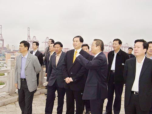 江阴市党政代表团考察上海洋山深水港。