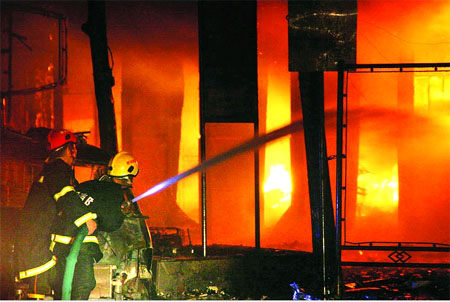 湖南衡阳突发大火 5层电影大厦烧得只剩框架