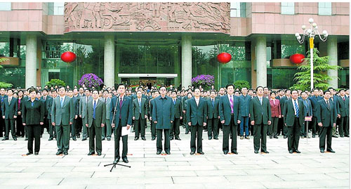 河北省委省政府机关8日举行隆重的升国旗仪式