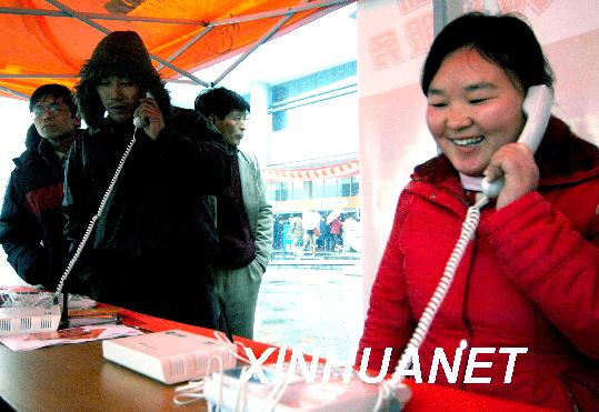 连日来,一条免费亲情热线电话在杭州汽车北站受到农民工欢高清图片