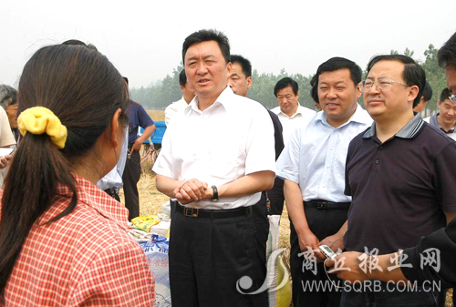 6月6日,市委书记王保存到夏邑县中峰乡黄沟涯村向农民了解小麦收成