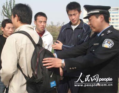 山东淄博:民警为高校学生送法上门