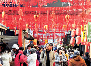 图文:北京王府井小吃一条街挂满春节装饰