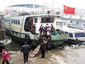 洪泽湖旅游客运站工作人员帮助到港旅客下船