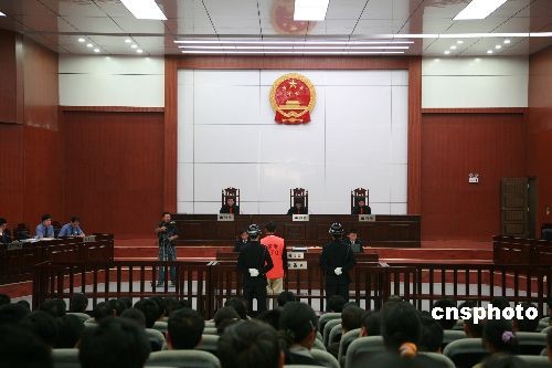 云南警察开枪杀人案开庭审理 法庭将择日宣判