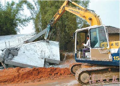 清远市清城区横荷街道拆除两处违法建筑