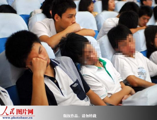 海南:五四运动学术报告会上大学生玩手机睡大