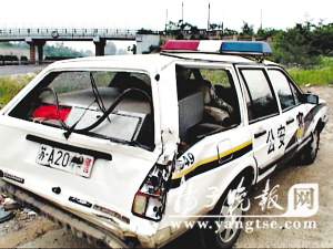 江苏:一南京开往宿迁大巴撞了警车又撞收费站