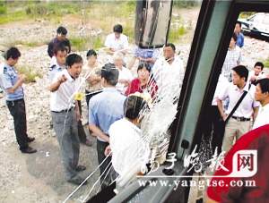 江苏:一南京开往宿迁大巴撞了警车又撞收费站