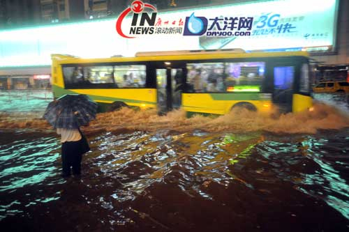 广州昨晚暴雨倾盆 市区多处出现雨水浸街 (3)