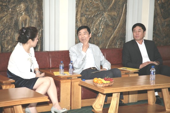 市长赵哲学到六一、向阳、新苗幼儿园慰问