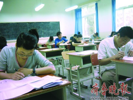 图为济南舜耕中学考点,考生正在答题。刘海鹏