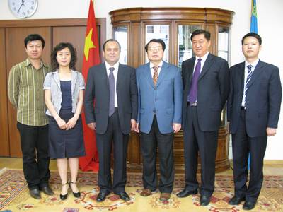 中国驻哈萨克斯坦程国平大使专程参会。