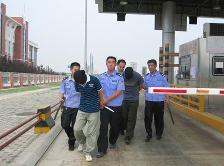 青银高速新河收费站民警保安20分钟制服歹徒