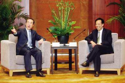 香港政务司司长唐英年访莞,李毓全亲切会见。