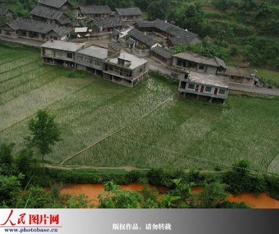 6月26日，红色的河水从沿河黔东特区革命委员会旧址旁流过。  版权作品，请勿转载。