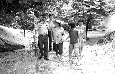 湛江市边防支队力助182名孤儿上学