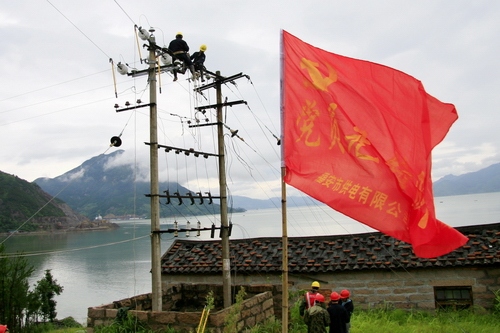 福安市供电有限公司党员先锋队在对海岛狮尾村的台风受损线路进行抢修