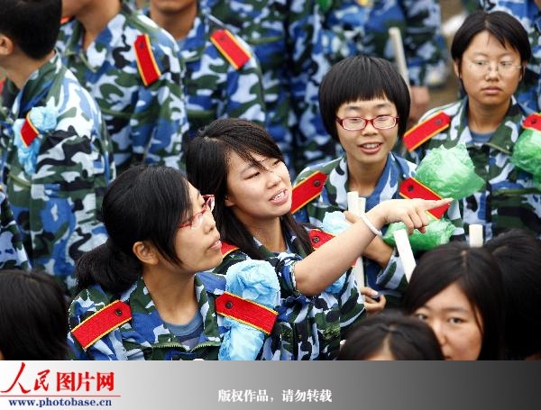 北京:参加国庆60周年庆典群众举行游行方阵大