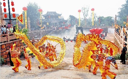 一支农民舞龙队在成都双流黄龙溪古镇为游客