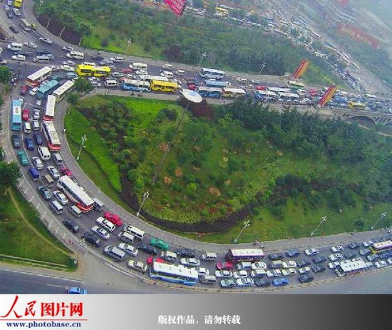 江苏南京:长江大桥常堵车 好似巨型停车场