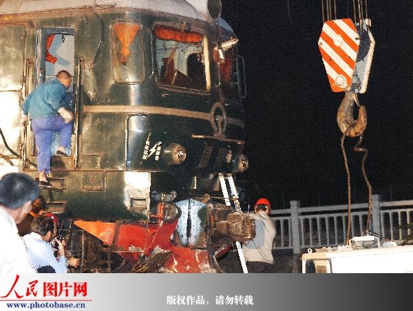 组图:浙江绍兴发生火车出轨事故 机车坠落