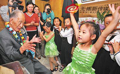 江南艺术幼儿园大班的孩子们给革命老英雄送祝