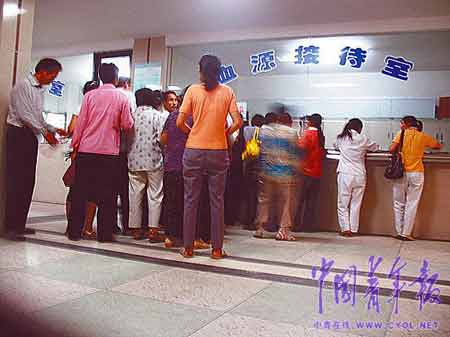 组图:国家级贫困县湖北郧县妇女乘 血船 集体卖