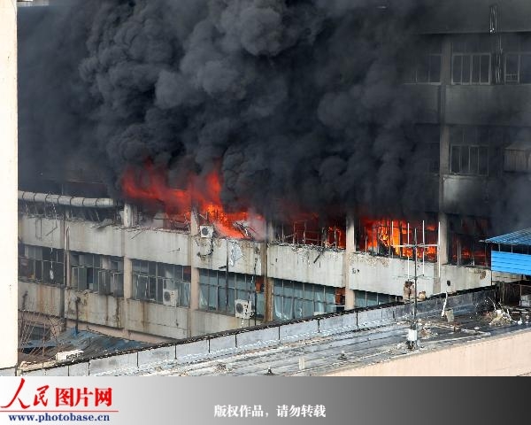 江苏南通一塑胶厂发生火灾 4人受伤1人失踪
