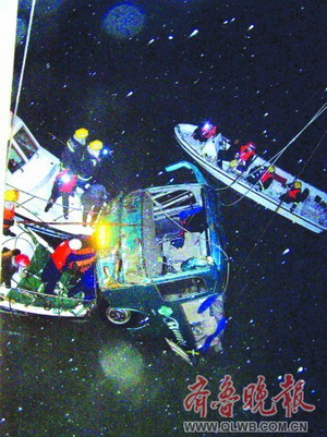 一客车在威海双岛湾大桥坠海 9人生还13人遇难
