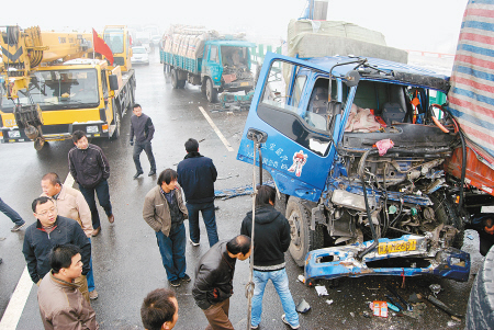 桥面结冰撂翻11辆车 陕西西禹高速发生大连撞