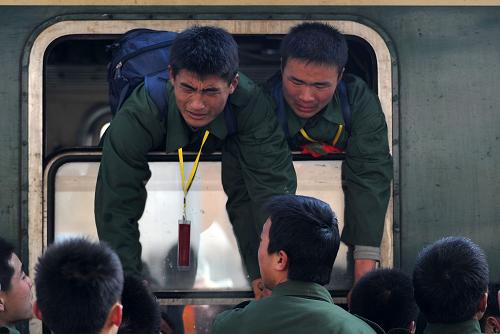武警宁夏总队在银川火车站欢送退伍老兵 (2)
