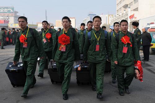 武警宁夏总队在银川火车站欢送千余名退伍老兵